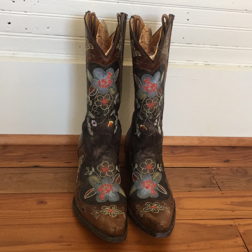 Old Gringo embroidered boots.